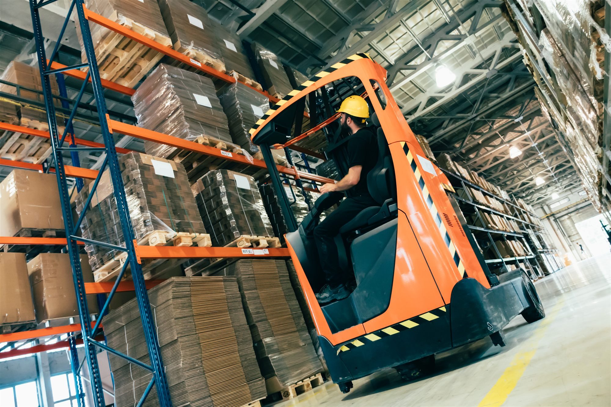Carretilla elevadora trabajando en un almacén logístico